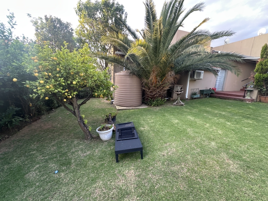 To Let 2 Bedroom Property for Rent in Mondeor Gauteng