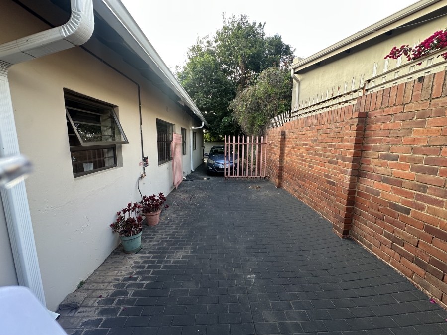 To Let 2 Bedroom Property for Rent in Mondeor Gauteng