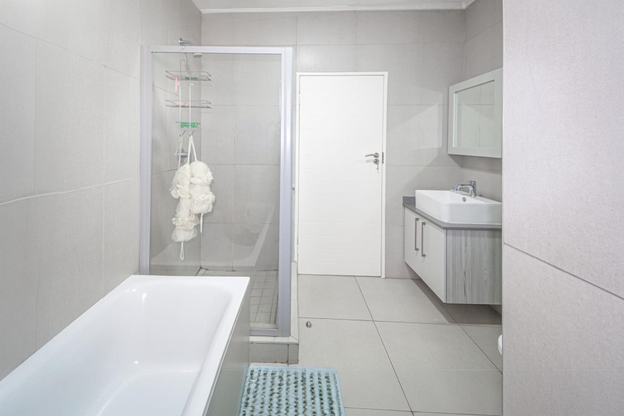 2 Bedroom Property for Sale in Erand Gardens Gauteng