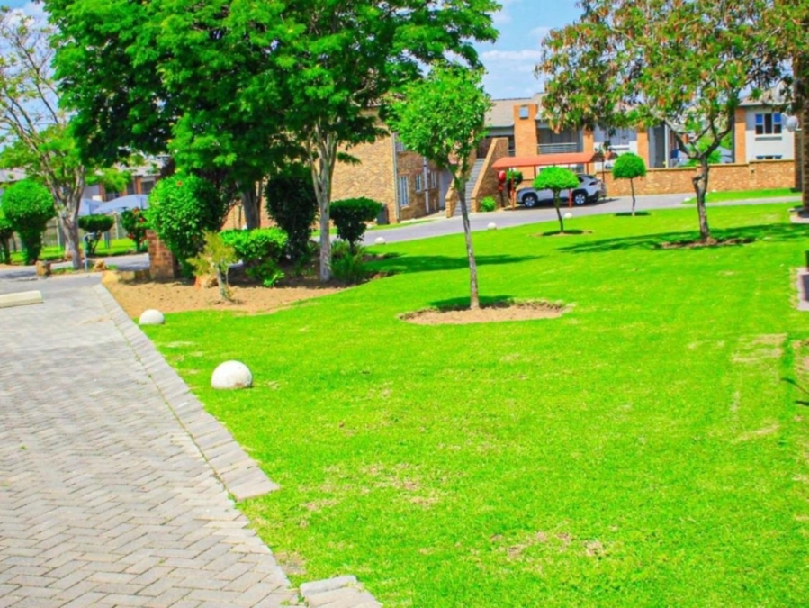 2 Bedroom Property for Sale in Erand Gardens Gauteng