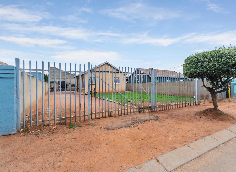 2 Bedroom Property for Sale in Protea Glen Gauteng
