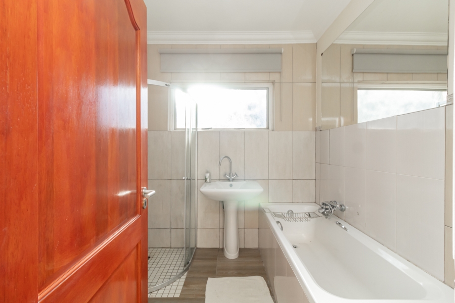 4 Bedroom Property for Sale in Faerie Glen Gauteng