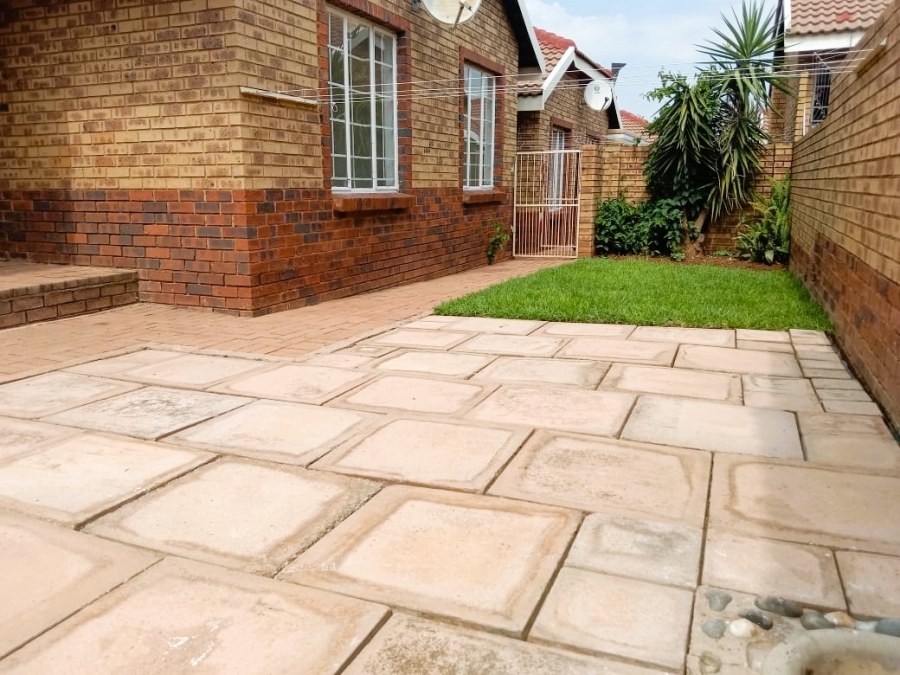 To Let 2 Bedroom Property for Rent in Die Hoewes Gauteng