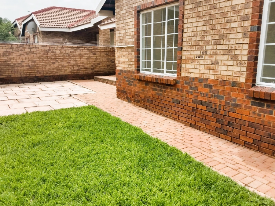 To Let 2 Bedroom Property for Rent in Die Hoewes Gauteng