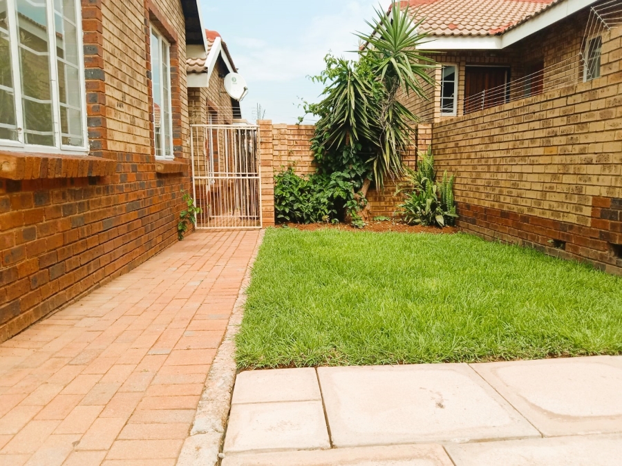 To Let 2 Bedroom Property for Rent in Die Hoewes Gauteng