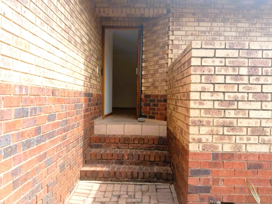 To Let 2 Bedroom Property for Rent in Die Hoewes Gauteng