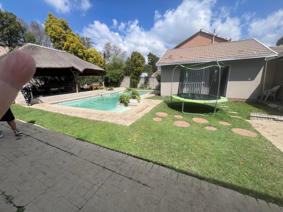 5 Bedroom Property for Sale in Brackendowns Gauteng