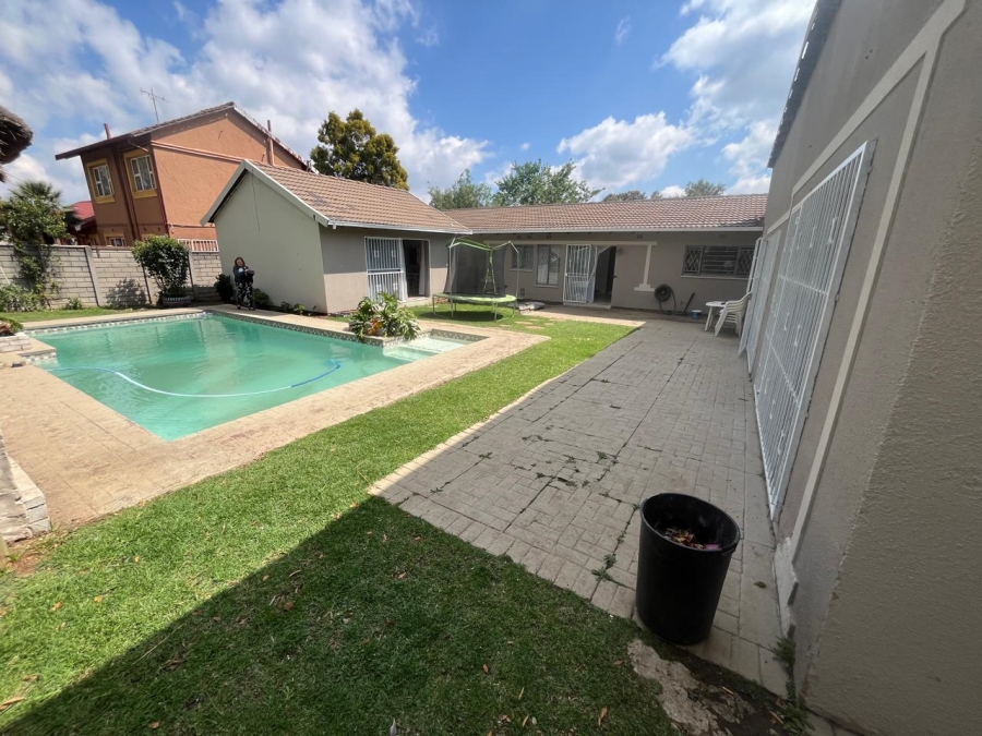 5 Bedroom Property for Sale in Brackendowns Gauteng