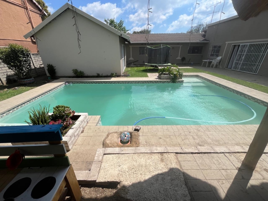 5 Bedroom Property for Sale in Brackendowns Gauteng