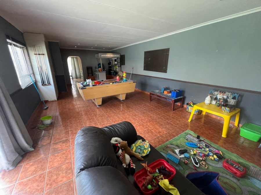 5 Bedroom Property for Sale in Brackendowns Gauteng