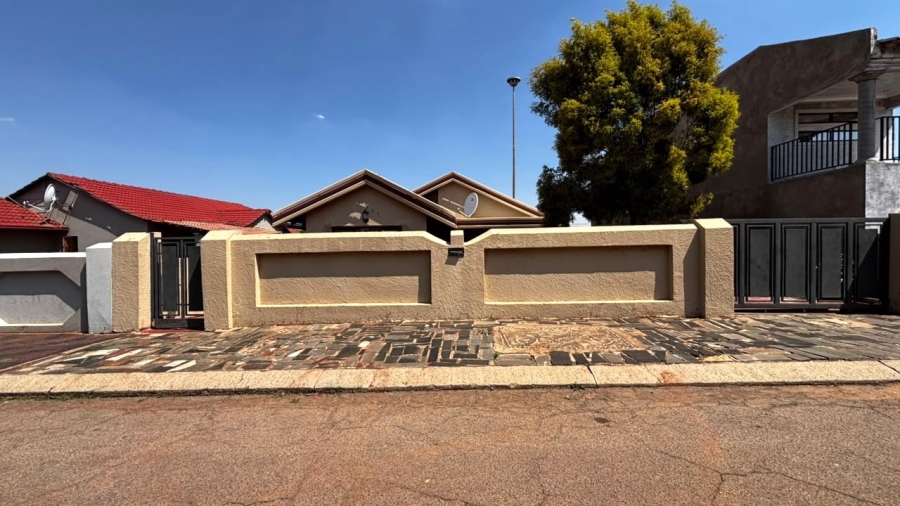 4 Bedroom Property for Sale in Vosloorus Ext 2 Gauteng