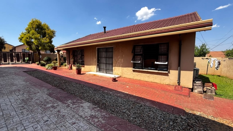 4 Bedroom Property for Sale in Vosloorus Ext 2 Gauteng