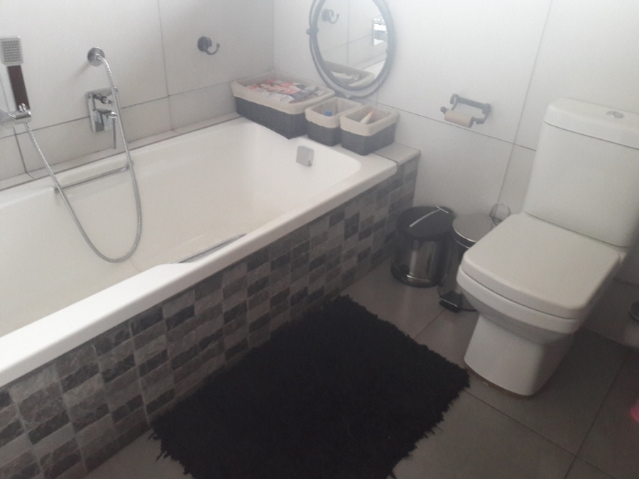 4 Bedroom Property for Sale in Roodekrans Gauteng