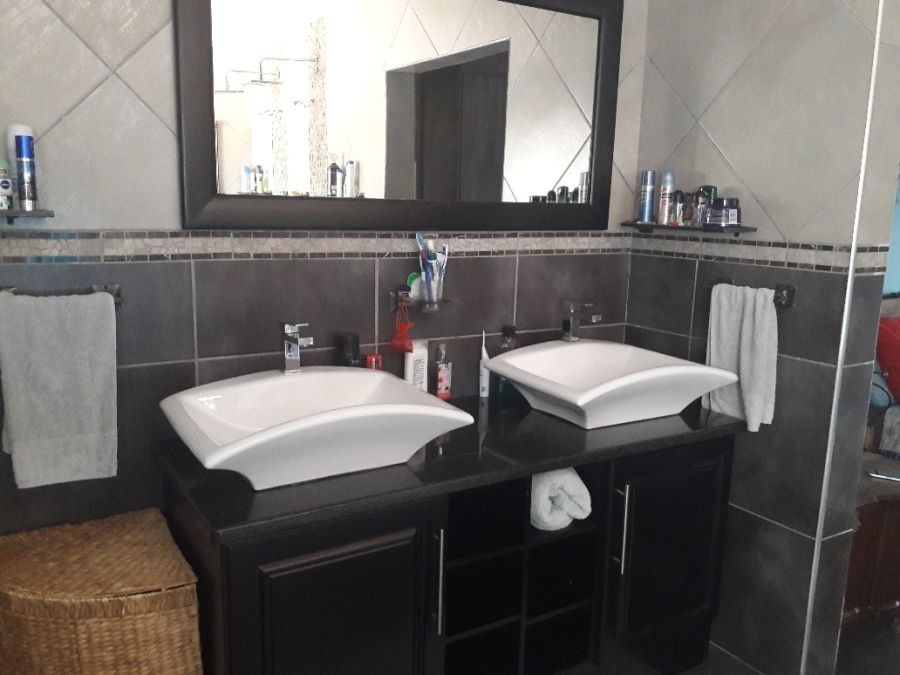 4 Bedroom Property for Sale in Roodekrans Gauteng