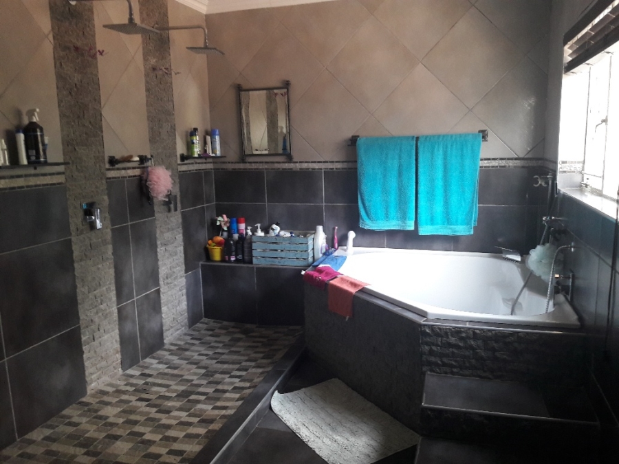 4 Bedroom Property for Sale in Roodekrans Gauteng