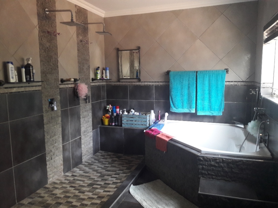 4 Bedroom Property for Sale in Roodekrans Gauteng