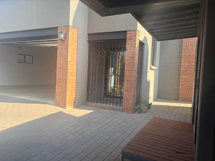 To Let 3 Bedroom Property for Rent in Waverley Gauteng