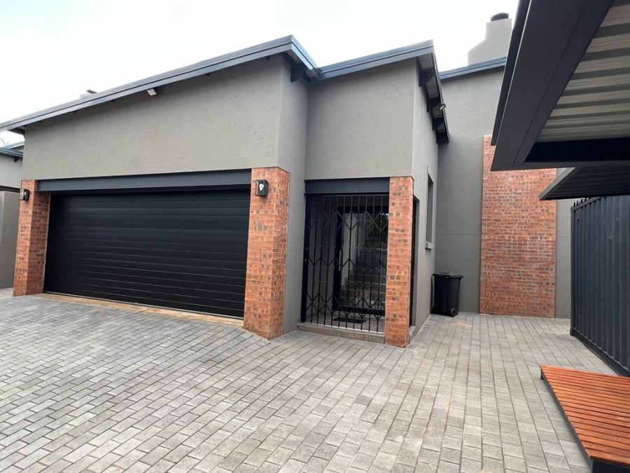 To Let 3 Bedroom Property for Rent in Waverley Gauteng
