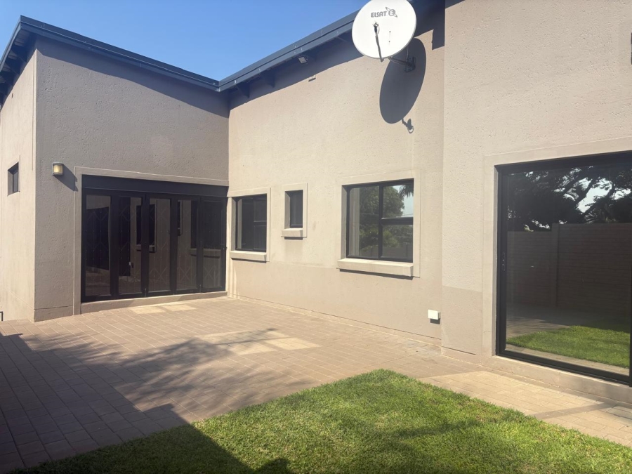 To Let 3 Bedroom Property for Rent in Waverley Gauteng