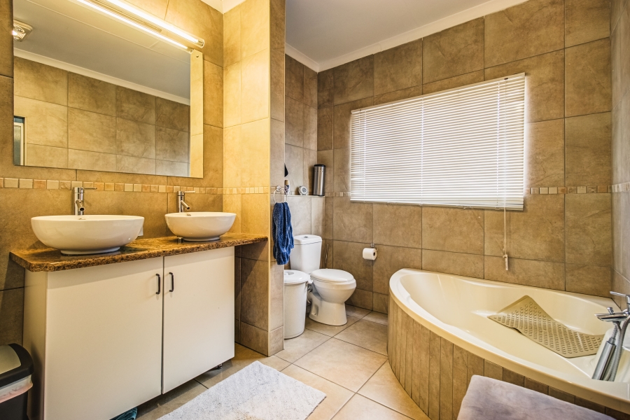 3 Bedroom Property for Sale in Glen Marais Gauteng