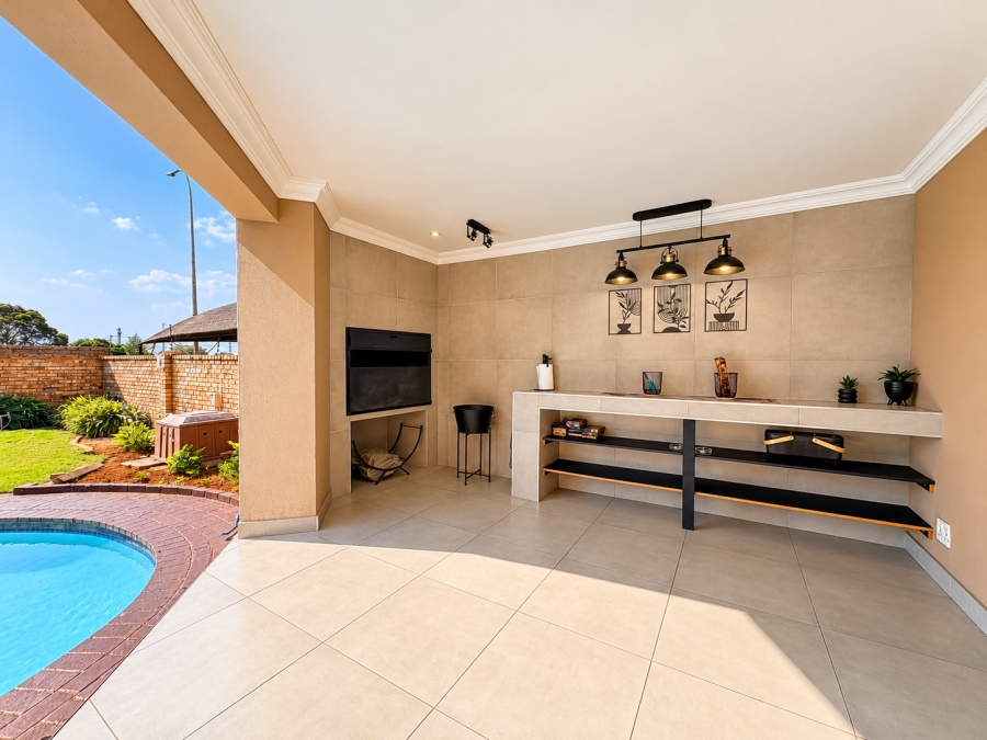 4 Bedroom Property for Sale in Sunair Park Gauteng