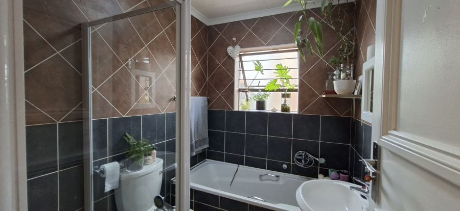 3 Bedroom Property for Sale in Sugar Bush Estate Gauteng