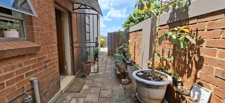 3 Bedroom Property for Sale in Sugar Bush Estate Gauteng