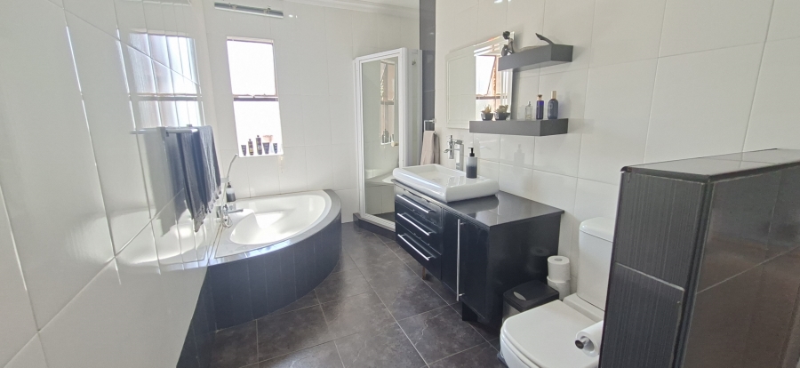 5 Bedroom Property for Sale in Noordheuwel Gauteng