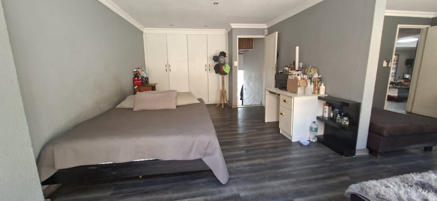 5 Bedroom Property for Sale in Noordheuwel Gauteng