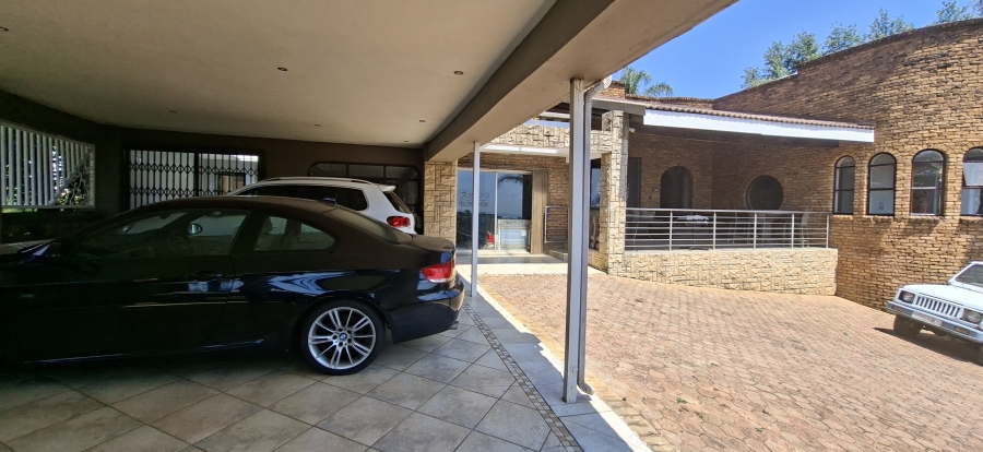 5 Bedroom Property for Sale in Noordheuwel Gauteng