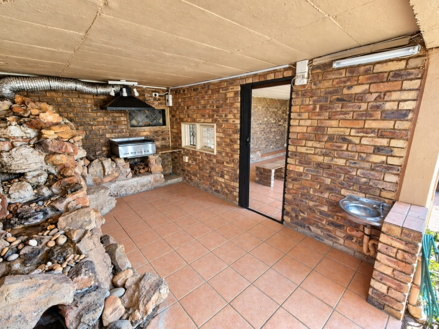 3 Bedroom Property for Sale in La Montagne Gauteng