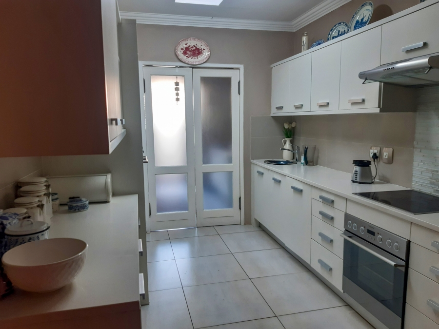 To Let 2 Bedroom Property for Rent in Waterkloof Ridge Gauteng
