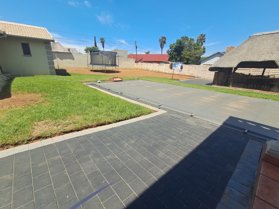 4 Bedroom Property for Sale in Brackendowns Gauteng
