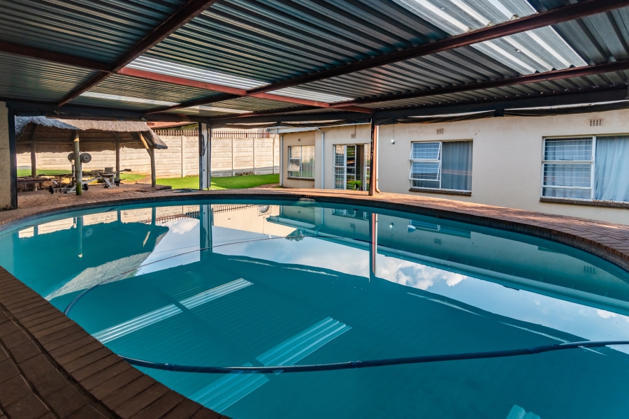 4 Bedroom Property for Sale in Wilro Park Gauteng