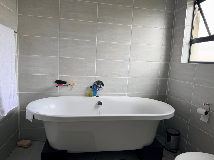 2 Bedroom Property for Sale in Waterfall Gauteng