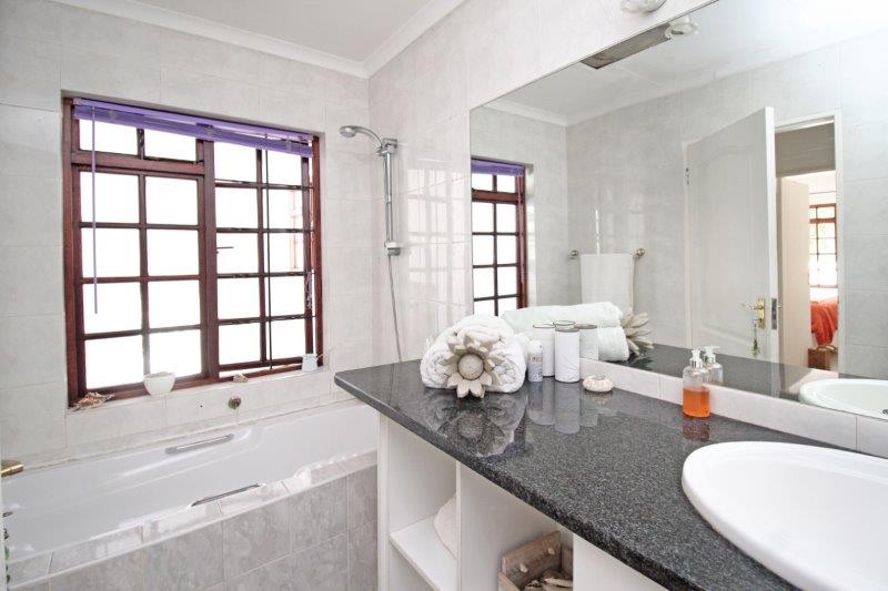 To Let 3 Bedroom Property for Rent in Fairland Gauteng