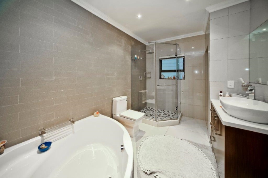 To Let 5 Bedroom Property for Rent in Sandown Gauteng