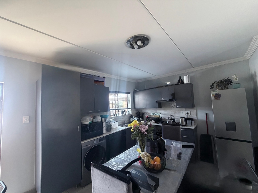 2 Bedroom Property for Sale in Blue Hills Gauteng