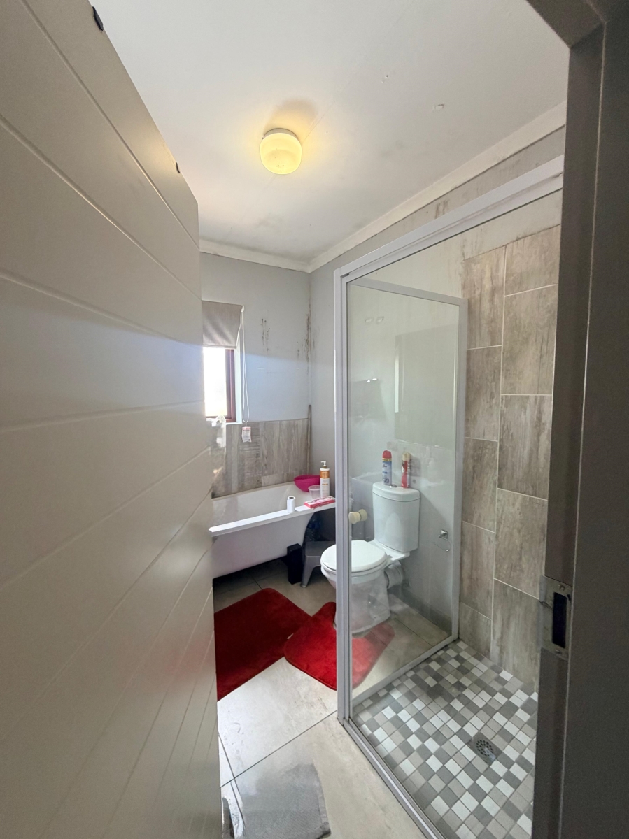 2 Bedroom Property for Sale in Blue Hills Gauteng