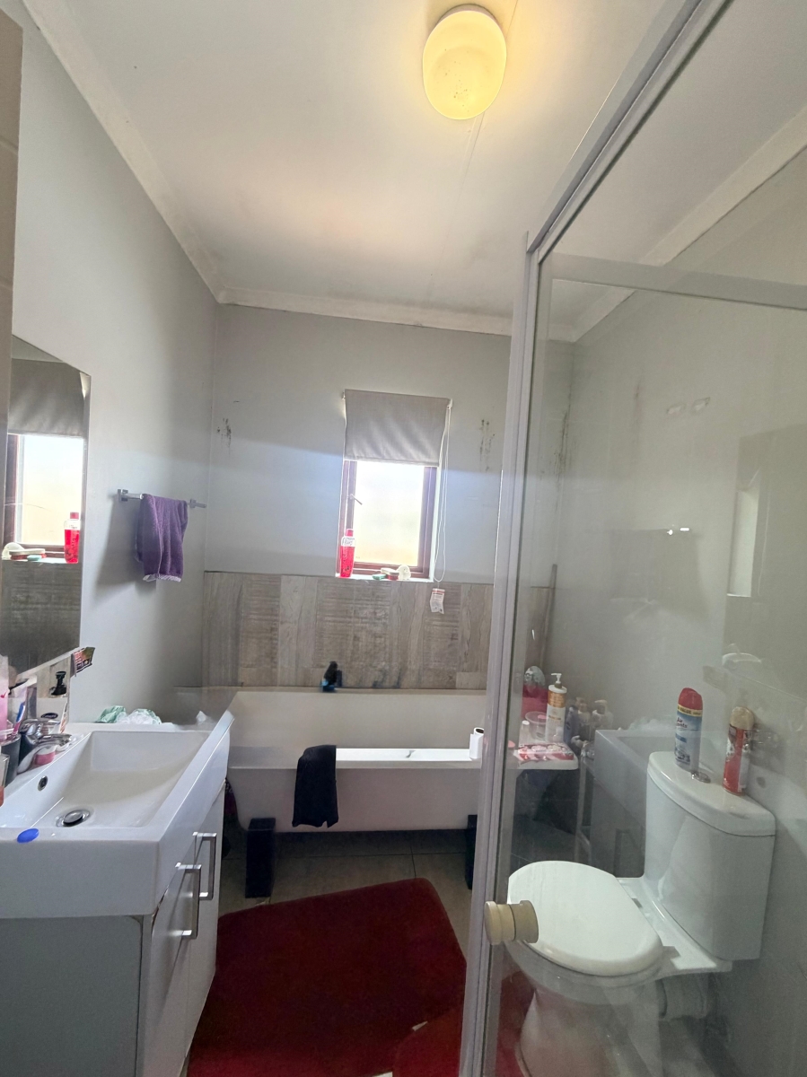 2 Bedroom Property for Sale in Blue Hills Gauteng