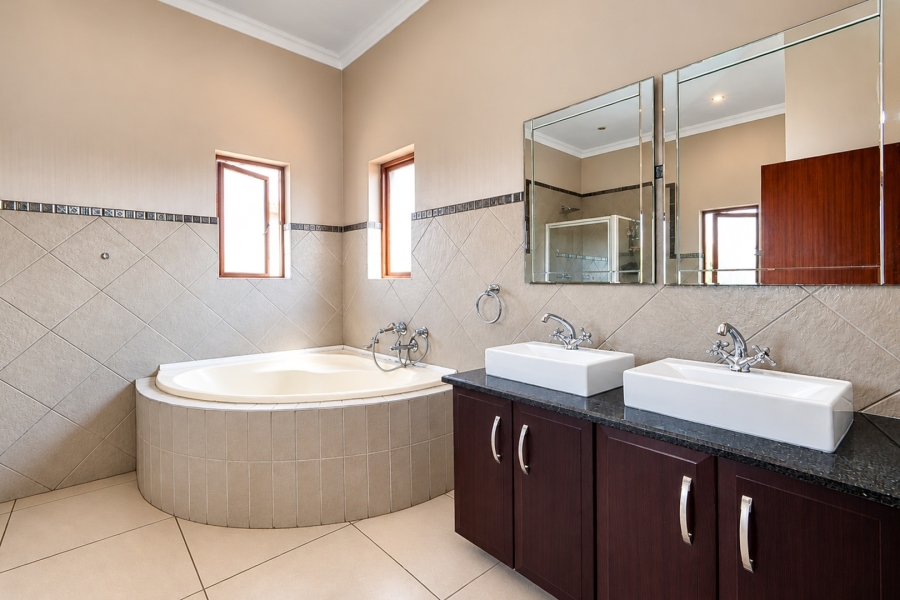 4 Bedroom Property for Sale in Broadacres Gauteng