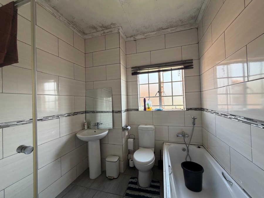 2 Bedroom Property for Sale in Noordwyk Gauteng