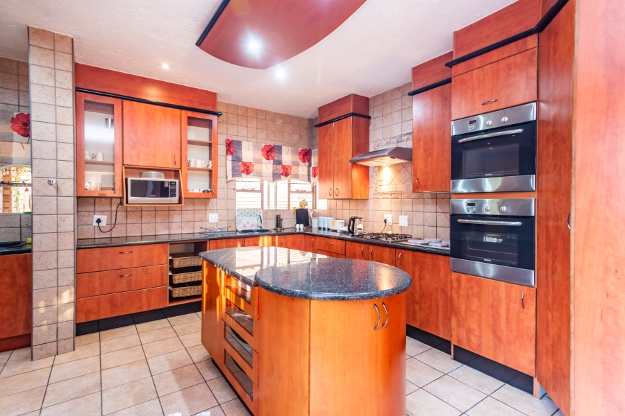 5 Bedroom Property for Sale in Poortview Gauteng