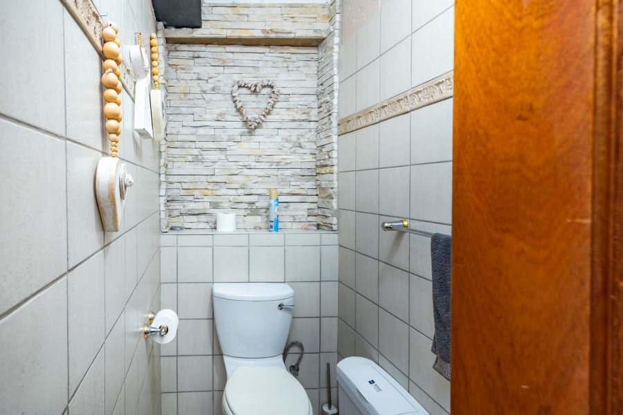 5 Bedroom Property for Sale in Poortview Gauteng