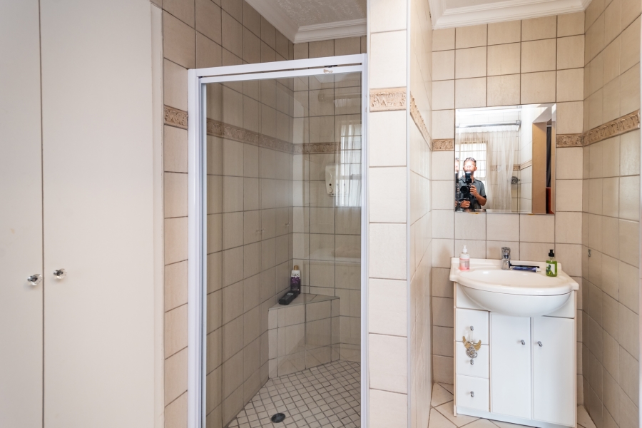 5 Bedroom Property for Sale in Poortview Gauteng