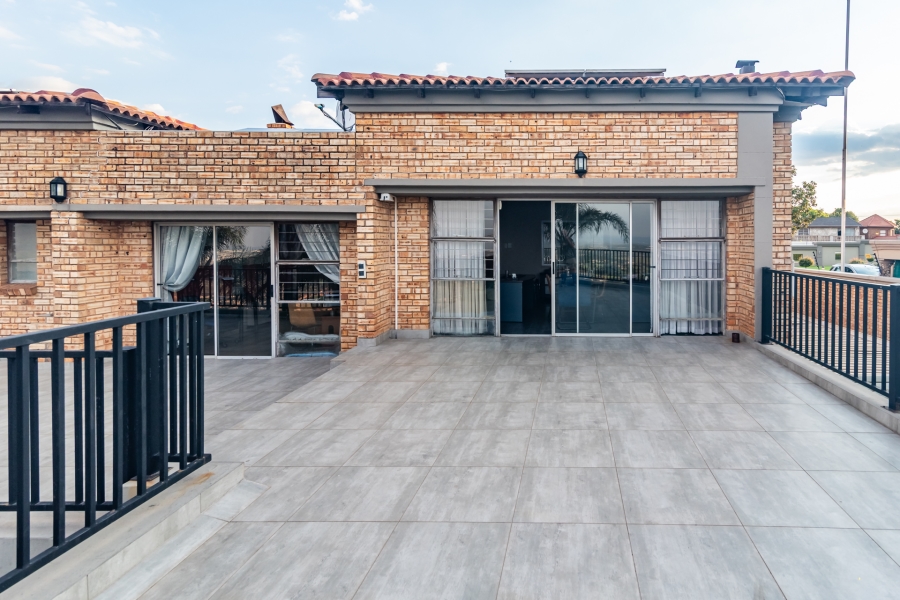 5 Bedroom Property for Sale in Poortview Gauteng