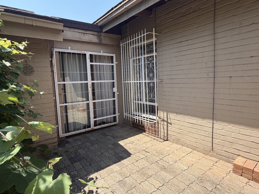 5 Bedroom Property for Sale in Moregloed Gauteng