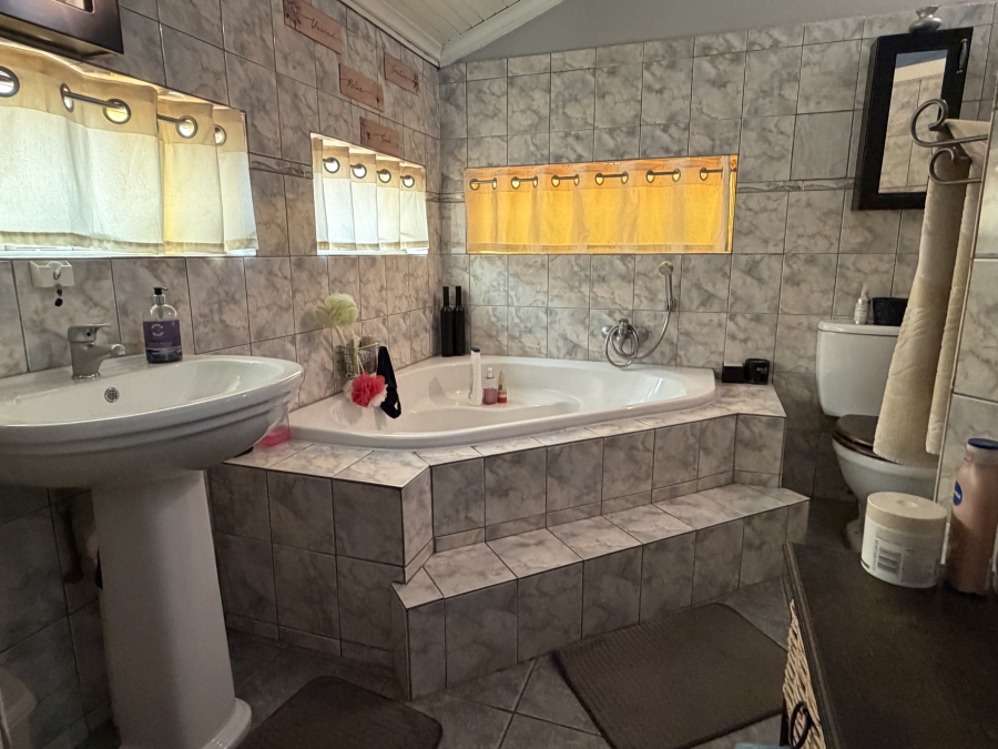 5 Bedroom Property for Sale in Moregloed Gauteng