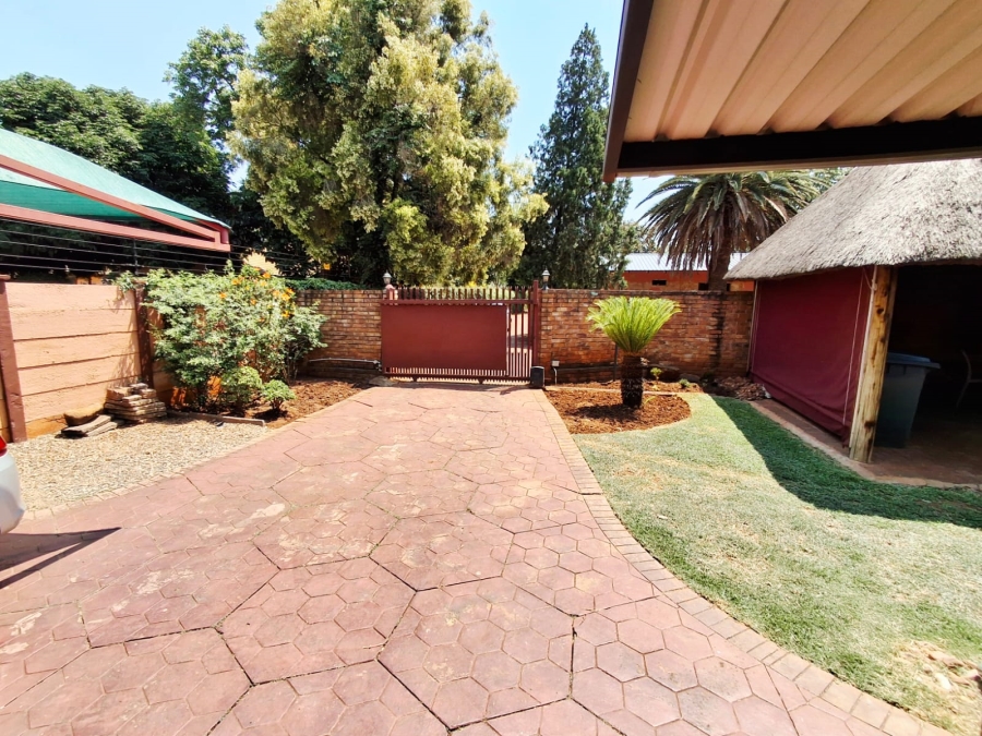 3 Bedroom Property for Sale in Waverley Gauteng