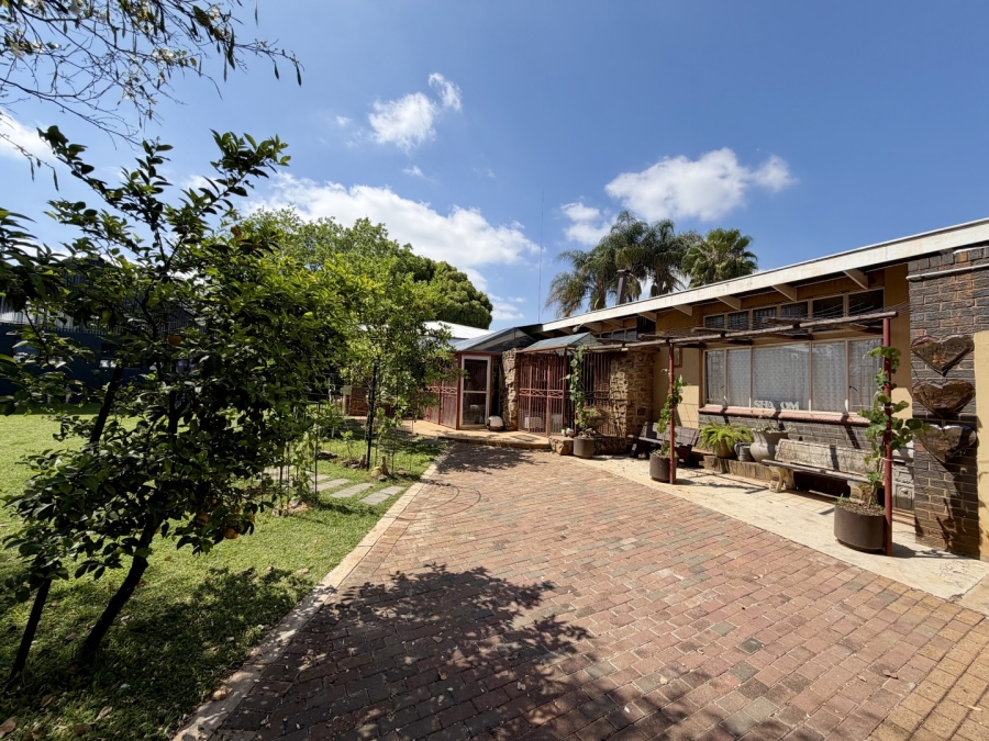 6 Bedroom Property for Sale in Ekklesia Gauteng